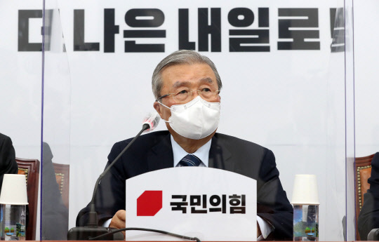 김종인 국민의힘 비상대책위원장이 11일 국회에서 열린 비상대책위원회의에서 발언하고 있다.  연합뉴스